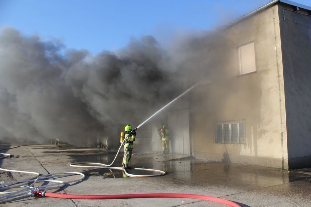 Brand einer Lagerhalle mit Landwirtschaftichen Maschinen