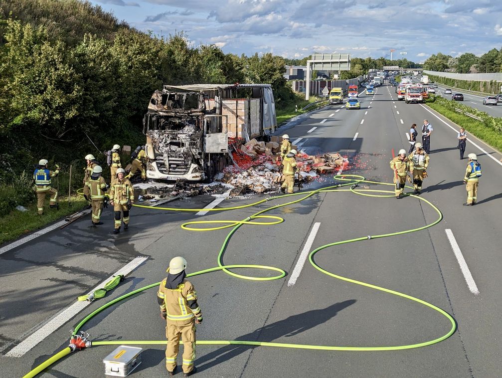 Brand LKW auf der BAB 2, 08.08.2023, Bild: Feuerwehr Recklinghausen.