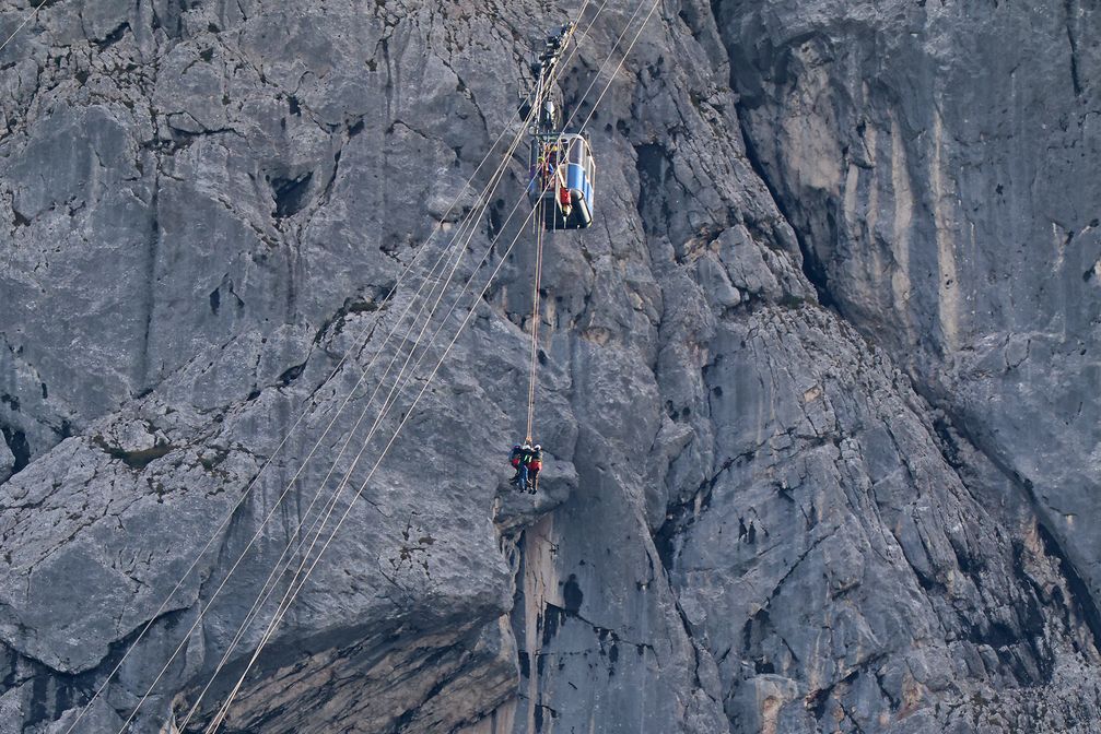 Die Betroffenen mussten zunächst aus der Gondel etwa 170 Meter abgeseilt werden.