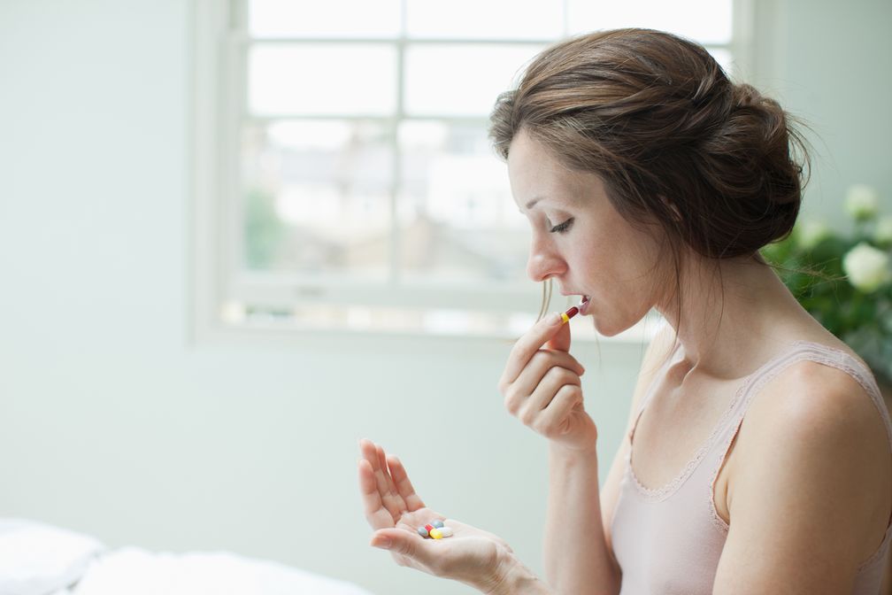 Kopf beim Tabletten-Schlucken leicht nach vorn neigen. Bild: "obs/Wort & Bild Verlag - Gesundheitsmeldungen/istock_Tom Merton"