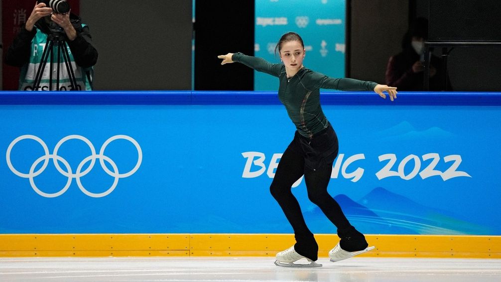 Die 15jährige Eiskunstläuferin Kamila Walijewa beim Training (12.02.22)