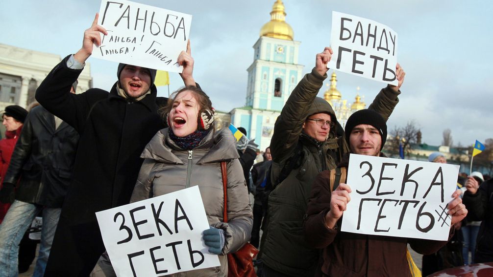 "Weg mit der Bande" und "Weg mit dem Kriminellen" forderten diese Maidan-Anhänger im November 2013 – und meinten damit Wiktor Janukowitsch. Welche Verbrechen die "Bande" und der "Kriminelle" angeblich begangen hätten, weiß man bis heute nicht. Bild: Sputnik / Pjotr Sadoroschni / RIA Nowosti