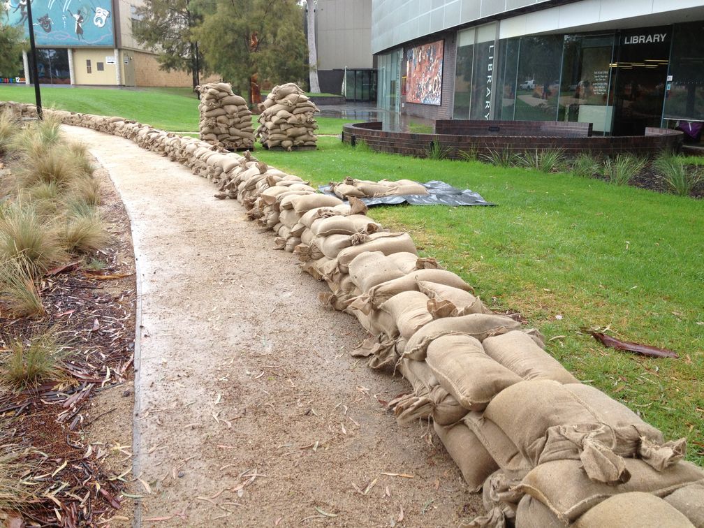 Aus Sandsäcken gebauter Wall zum Hochwasserschutz (Symbolbild)