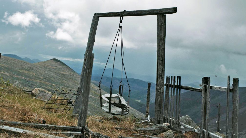 Die Schaukel wurde von einem Gulag-Häftling für das Kind eines Lagerwächters gebaut. Nutzung des Bildes nur in Verbindung mit der Sendung / Bild: "obs/3sat/ZDF/Enno Endlicher"