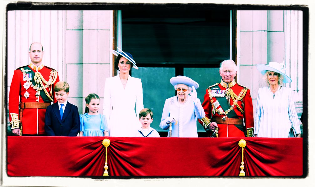 Die Königin Elizabeth II. beobachtete den "Flypast" vom Buckingham-Palast aus mit engsten Familienmitgliedern, wie etwa ihrem Sohn Prinz Charles sowie ihrem Enkel Prinz William, und deren Familien an ihrer Seite.