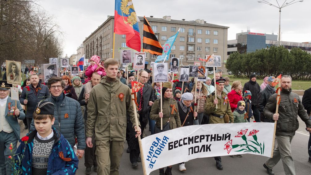 Die Einwohner von Narwa nehmen im Jahr 2017 am Marsch "Unsterbliches Regiment" zum 9. Mai, dem Tag des Sieges, teil. Bild: Sputnik / Jewgenij Aschichmin