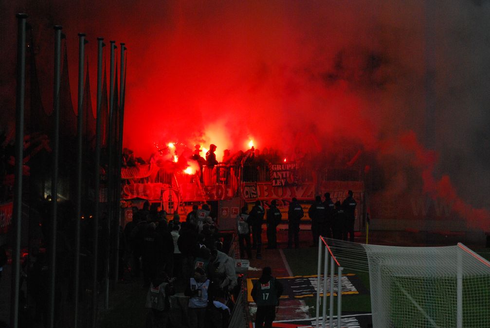 Bengalisches Feuer beim Bundesligaspiel (Symbolbild)