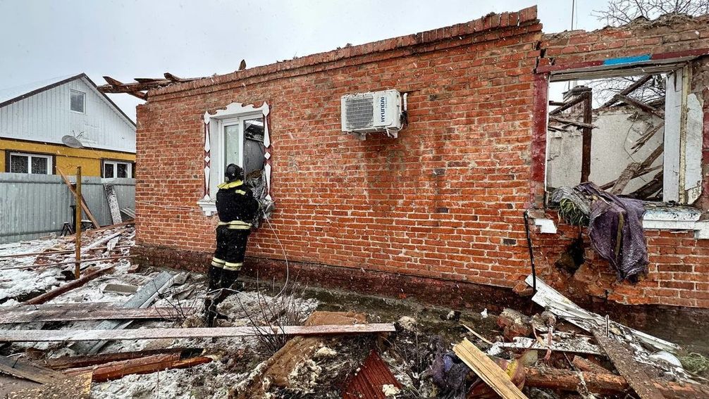 Archivbild: Ein privates Wohnhaus in der Stadt Schebekino im Gebiet Belgorod, das durch den Beschuss der ukrainischen Streitkräfte zerstört wurde. Bild: Sputnik / Sputnik / Pressedienst des Gouverneurs des Gebietes Belgorod