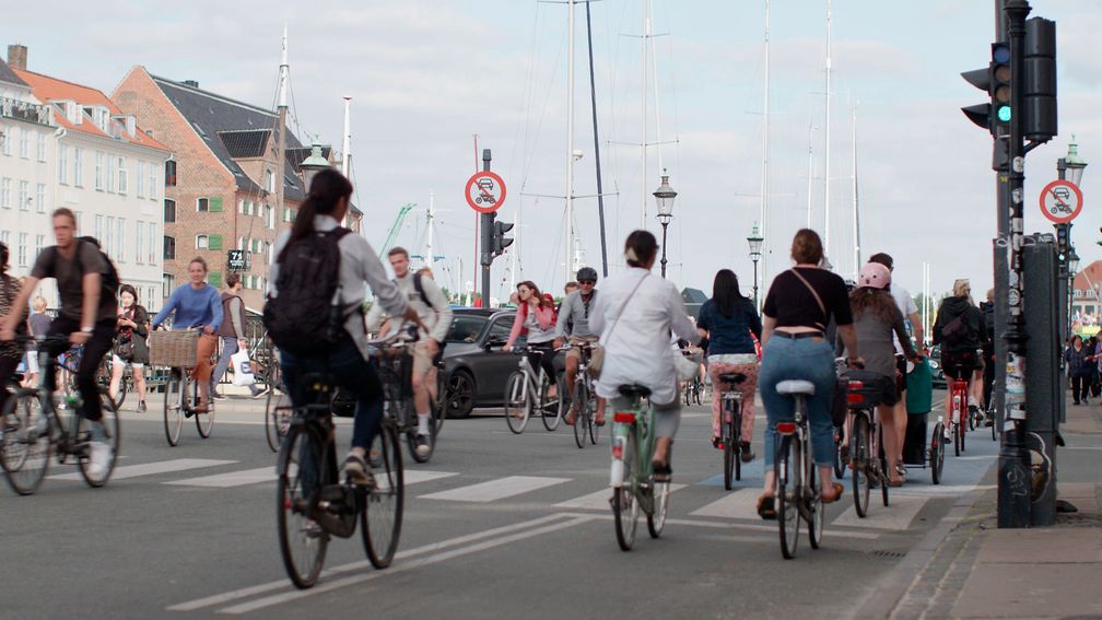 In kaum einer anderen Stadt der Welt fahren so viele Menschen Rad wie in Kopenhagen. Bild: "obs/ZDF/Nikola Krivokuca"