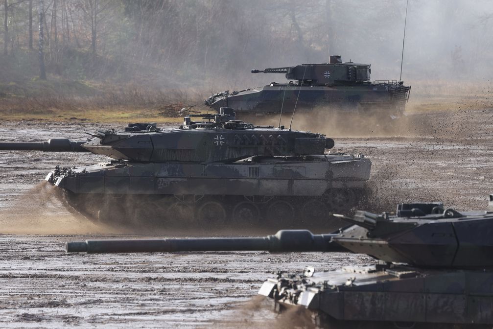 Archivbild: Kampfpanzer vom Typ Leopard-2-A6 und ein Schützenpanzer vom Typ Puma Bild: Sean Gallup / Gettyimages.ru