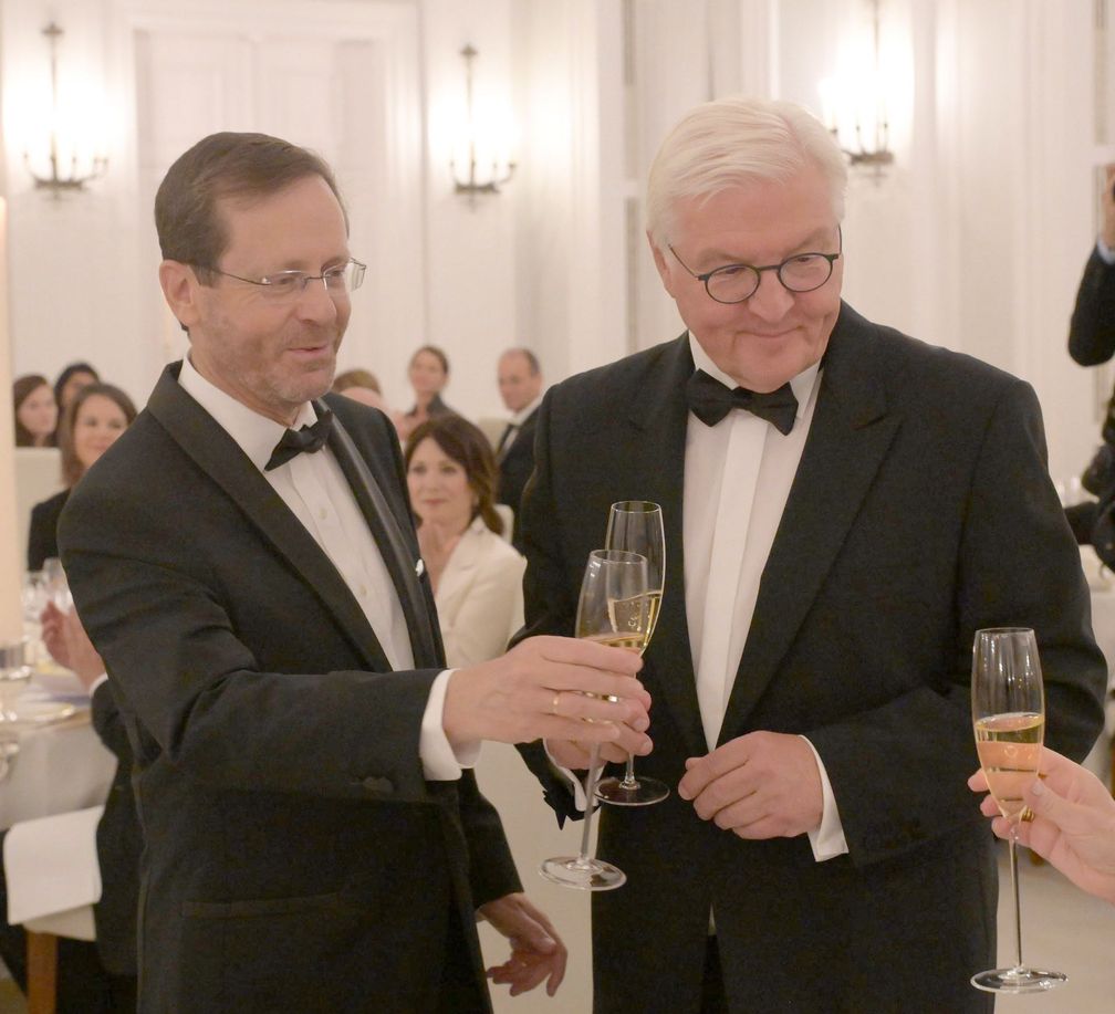 Frank-Walter Steinmeier (r.) (2022)