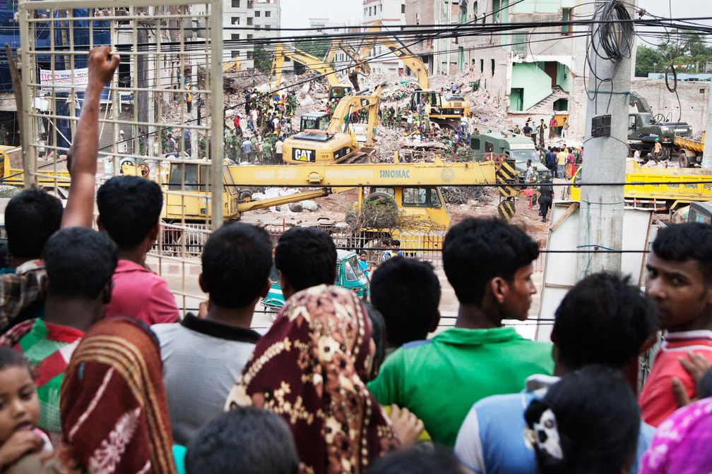 Zwei Wochen nach dem Einsturz des Fabrikgebäudes Rana Plaza vom 24. April 2013 warten die Überlebenden immer noch Bild: Clean Clothes Campaign - Kampagne für Saubere Kleidung Fotograf: Pieter van de Boogert