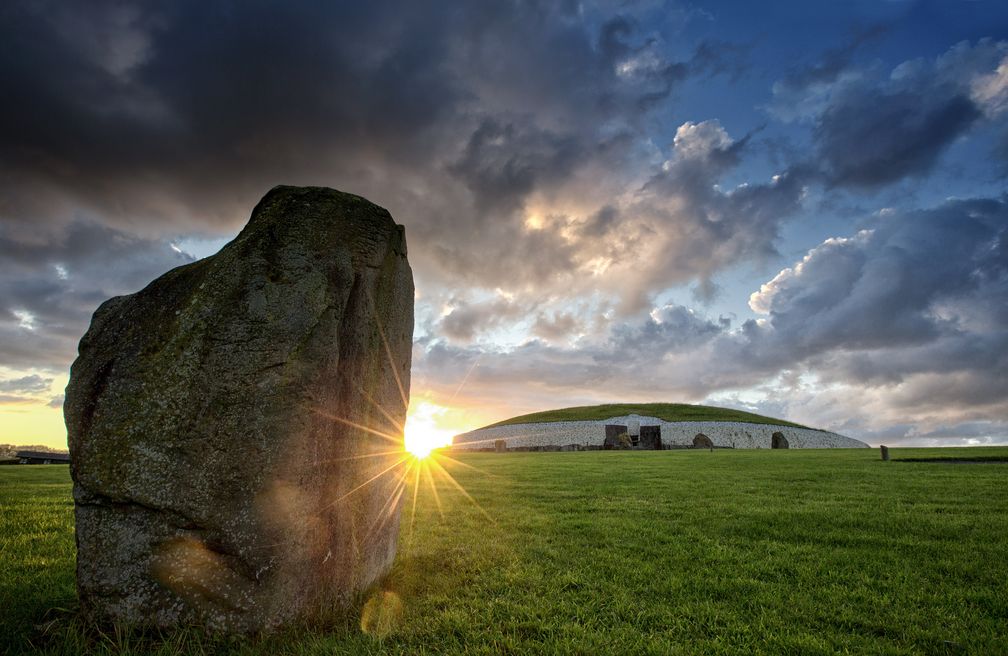 Pünktlich zur Wintersonnenwende offenbart Newgrange sein ganz besonderes Geheimnis. Bild: Irland Information Tourism Ireland Fotograf: Brian Morrison