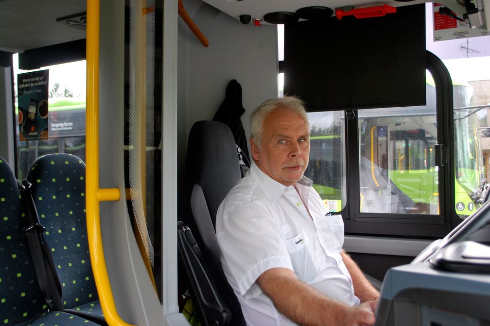 Rolf Sørum ist Rentner und arbeitet in Vollzeit als Busfahrer in Nesodden/Norwegen. Bild: "obs/ZDF/Denise Dismer"