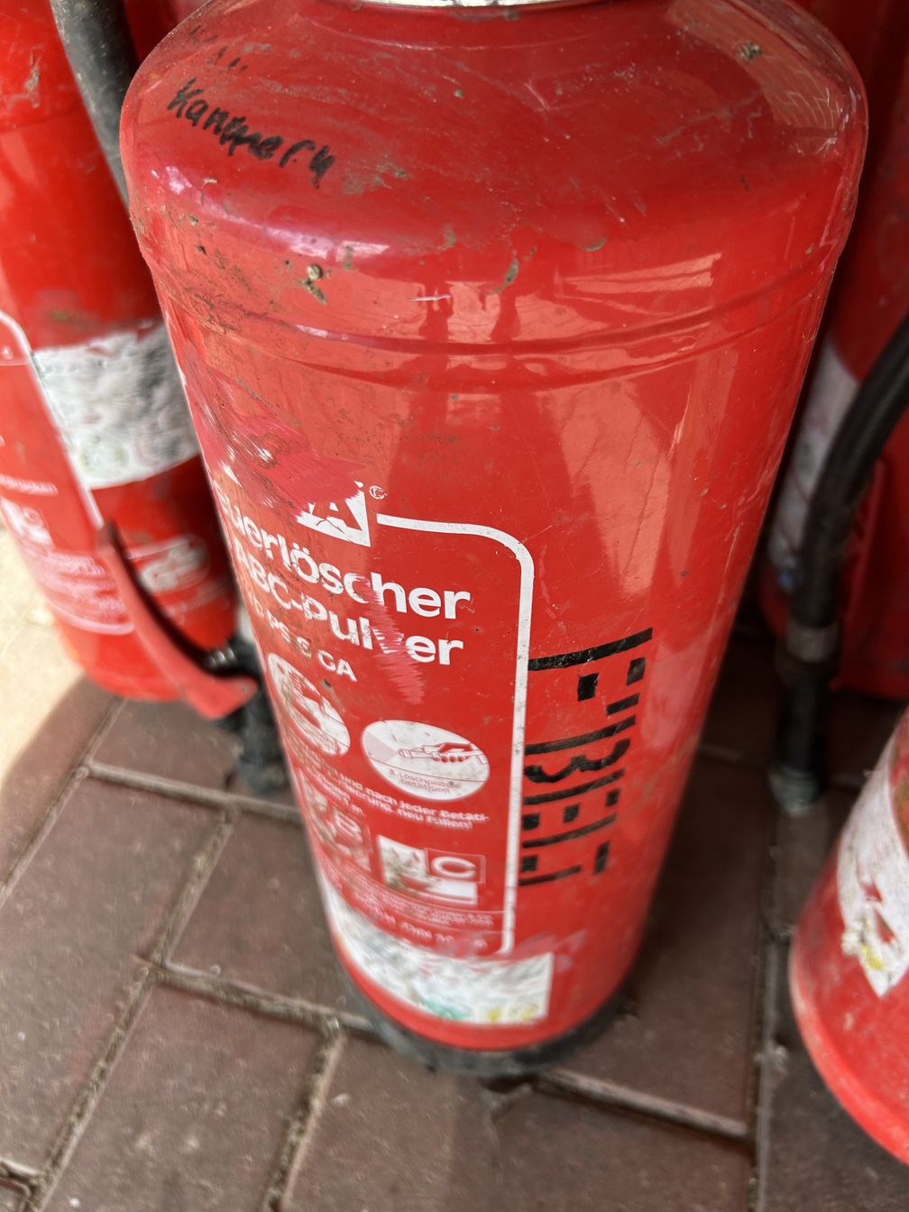 Feuerlöscher mit Beschriftung