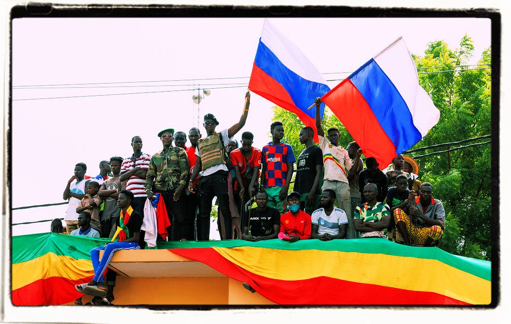 Demonstranten in Malis Hauptstadt Bamako schwenken russische Flaggen (Archivbild)