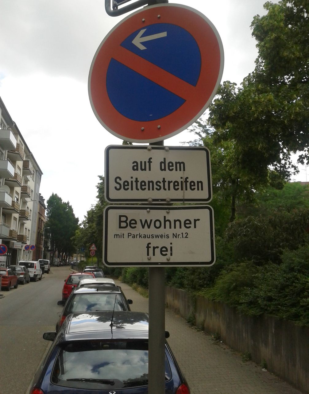 Schild Bewohnerparken in Mannheim, die Buchstaben „An“ wurden mit „Be“ überklebt