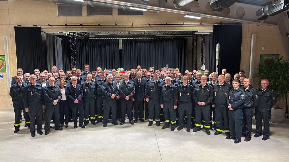 Alle geehrten Mitglieder der Feuerwehr Dorsten. Bild: Feuerwehr