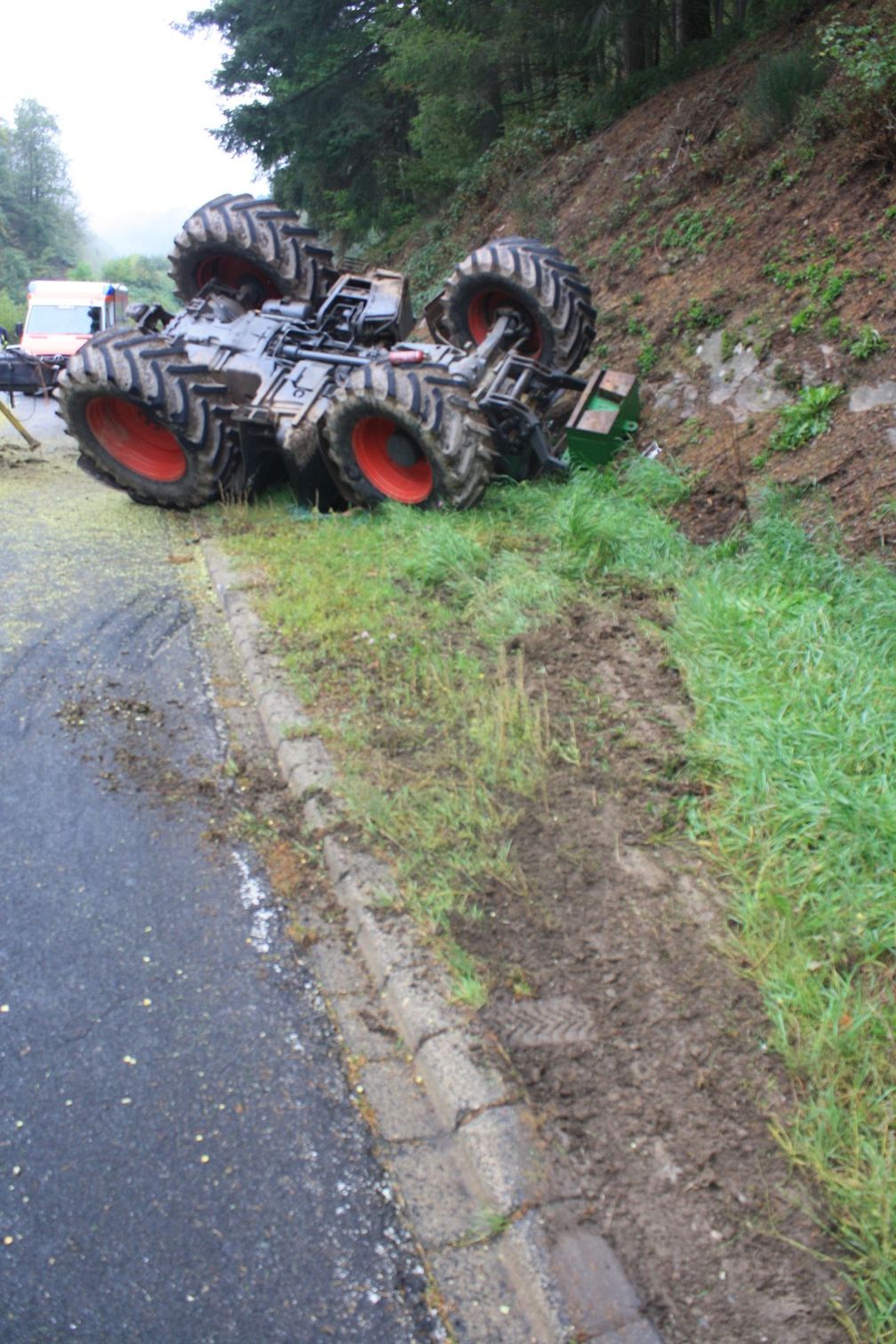 Verunfallte landwirtschaftliche Zugmaschine.