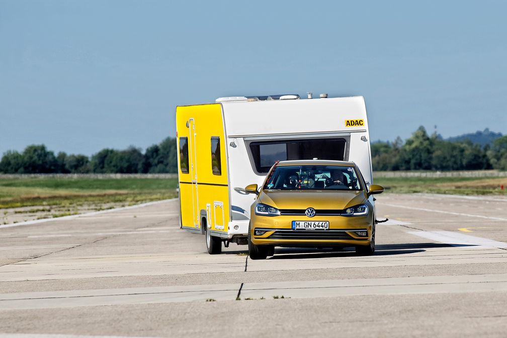 Beim ADAC Test müssen die Anhänger-Stabilisierungssysteme beim Schlingern rechtzeitig eingreifen / Weiterer Text über ots und www.presseportal.de/nr/7849 / Die Verwendung dieses Bildes für redaktionelle Zwecke ist unter Beachtung aller mitgeteilten Nutzungsbedingungen zulässig und dann auch honorarfrei. Veröffentlichung ausschließlich mit Bildrechte-Hinweis. Bildrechte: ADAC / Ralph Wagner Fotograf: Ralph Wagner