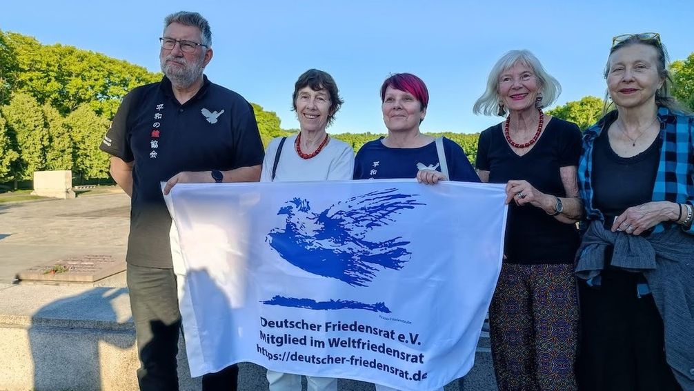 Mitglieder des Deutschen Friedensrates e.V. am 22. Juni 2022 beim Gedenken an den deutschen Überfall auf die Sowjetunion im Treptower Park, Berlin Bild: DFR e.V.