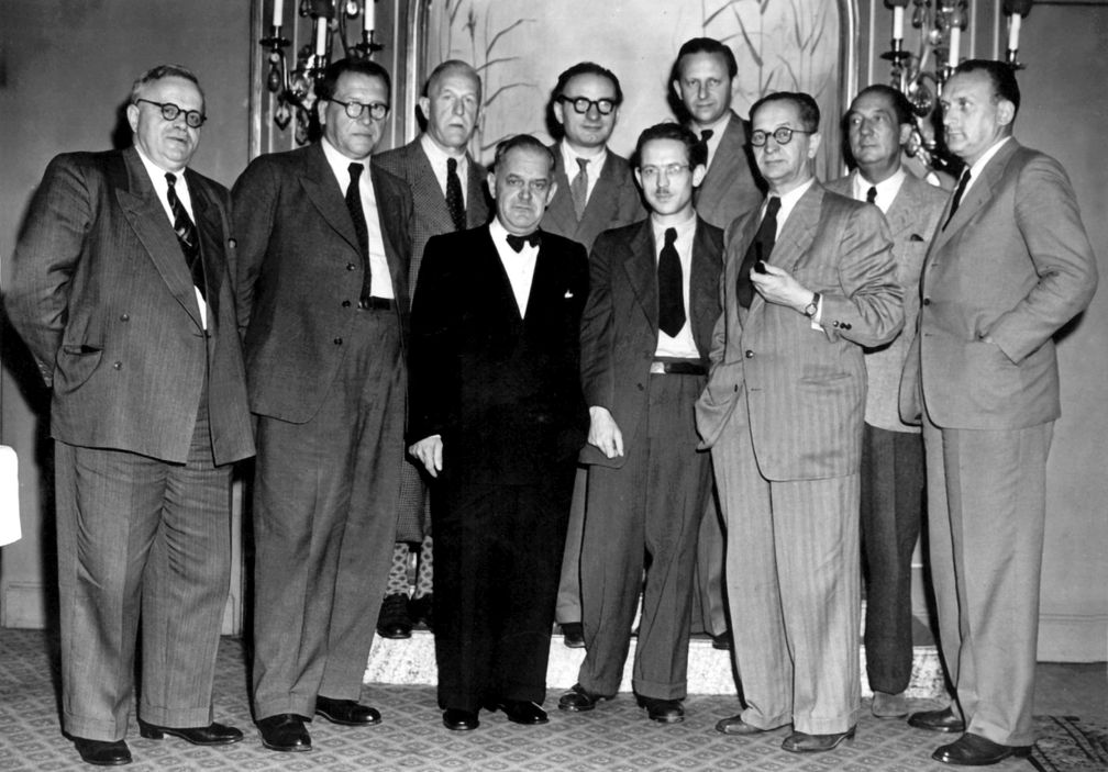 Am 3. September 1949 hielt in Frankfurt am Main der Aufsichtsrat der Deutschen Presse-Agentur seine erste Sitzung ab: (l-r) Dr. Reinhold Heinen, Verleger der "Kölnischen Rundschau", Dr. Anton Betz, Verleger der "Rhein-Post" in Düsseldorf, Edmund Goldschagg, Chefredakteur und Herausgeber der "Süddeutschen Zeitung" in München, Hans Heinrich, Herausgeber des "Münchner Merkur", Walter Karsch, Chefredakteur und Herausgeber des "Tagesspiegel" in Berlin, Dr. Karl Ackermann, Verleger des "Mannheimer Morgen", Dr. Kurt Neuss, Geschäftsführer der dpa in Frankfurt am Main, Arno Rudert, Herausgeber der "Frankfurter Rundschau", Wilhelm Grabbert, Verleger des "Hamburger Echo" und Fritz Sänger, Chefredakteur der dpa. / Weiterer Text über ots und www.presseportal.de/nr/8218 / Die Verwendung dieses Bildes für redaktionelle Zwecke ist unter Beachtung aller mitgeteilten Nutzungsbedingungen zulässig und dann auch honorarfrei. Veröffentlichung ausschließlich mit Bildrechte-Hinweis. Bildrechte: dpa Deutsche Presse-Agentur GmbH Fotograf: dpa Deutsche Presse-Agentur GmbH