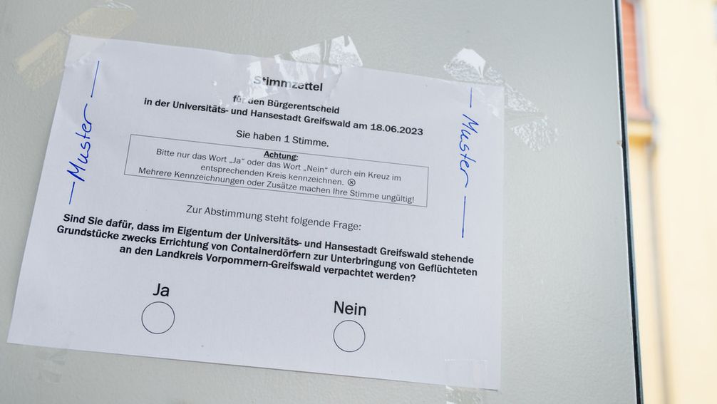 Besorgte Greifswalder Bürger stimmten dagegen, dass ihre Stadt Flächen an den Landkreis zur Errichtung von Containerunterkünften für Flüchtlinge verpachten darf. Bild: www.globallookpress.com / Stefan Sauer