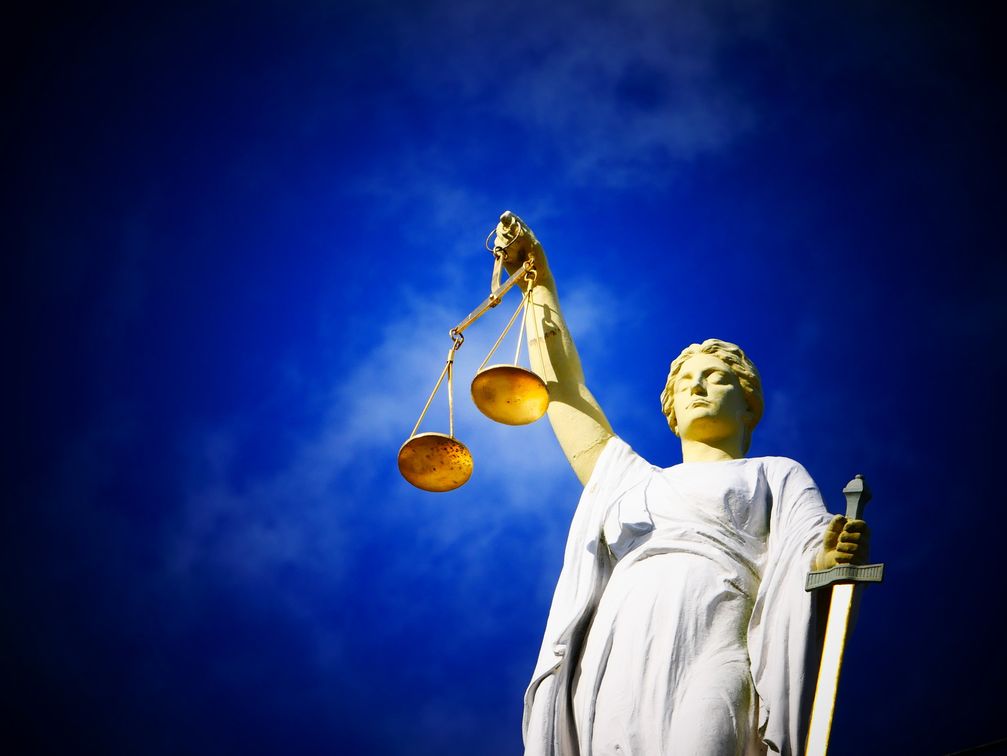 Behandelt Justitia Kläger und Beklagte wirklich gleich? Zumindest beim OLG Braunschweig sind in Sachen Abgasskandal Zweifel angebracht. Bild: "obs/Decker & Böse Rechtsanwaltsgesellschaft mbH/Copyright: pixabay.com"