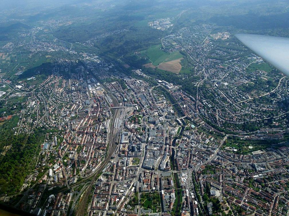 Ein Luftbild der Großstadt Pforzheim. Mit 2 neuen solcher Städte rechnet das Statistische Bundesamt pro Jahr gefüllt ausschließlich mit Einwanderern aus aller Welt.