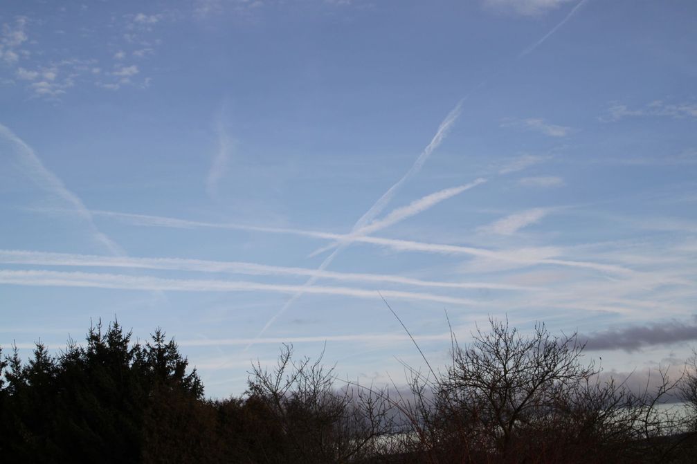 Geo-Engineering / Chemtrails im Dezember.2012 über Alsfeld (Hessen)