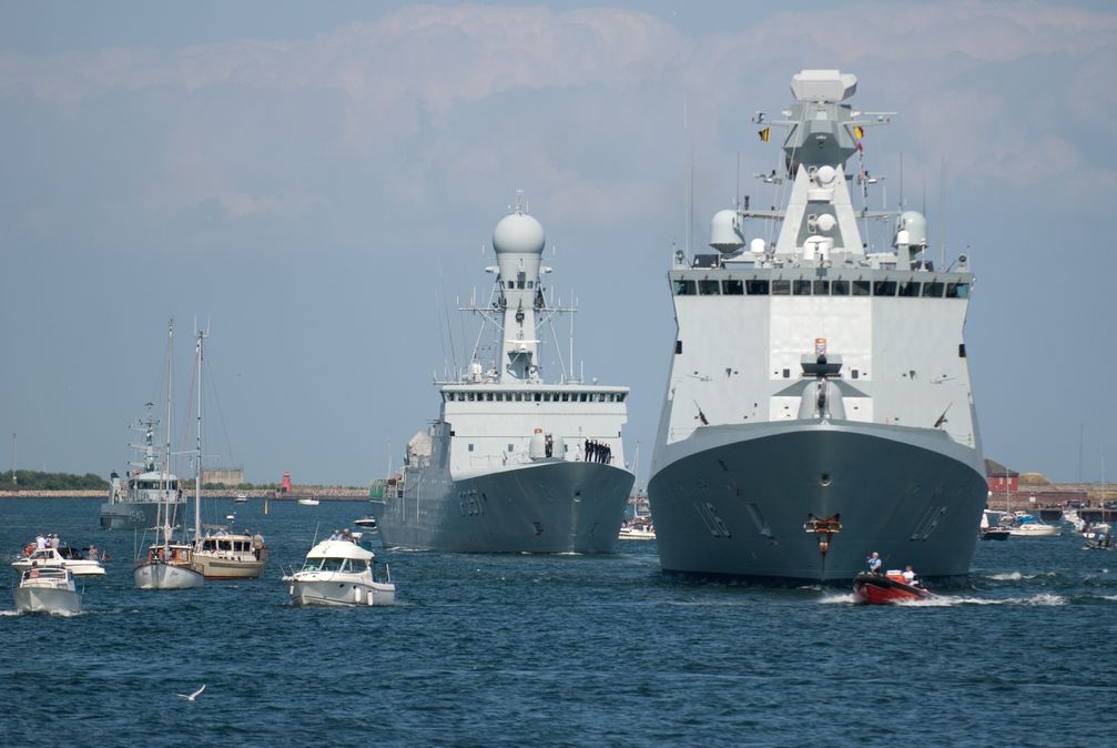 Die L16 Absalon und F357 Thetis vor Kopenhagen bei der Flottenparade zum 500. Jahrestag der dänischen Marine (2010)