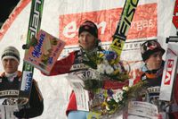 Siegerehrung: Platz 1: Romören (Norwegen) 142,0 m + 147,5 m, Platz 2: Damjan (Slowenien) 143,0 m + 143,5 m, Platz 3: Bardal (Norwegen) 142,0 m + 143,5 m Bild: ExtremNews / Karl Koch