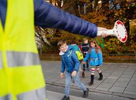 Schülerlotsen machen den Schulweg sicherer / Weiterer Text über ots und www.presseportal.de/nr/7849 / Die Verwendung dieses Bildes für redaktionelle Zwecke ist unter Beachtung aller mitgeteilten Nutzungsbedingungen zulässig und dann auch honorarfrei. Veröffentlichung ausschließlich mit Bildrechte-Hinweis. Bildrechte: ADAC Fotograf: stefanie aumiller