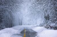 Schnee auf der Straße, Eis und Schnee