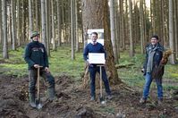 Forstamtsleiter Peter Rabe, Michael Wegner und Matthias Kreiner (v.l.n.r.) /  Bild: "obs/LBS Ostdeutsche Landesbausparkasse AG"