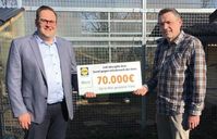 Christof Mross, Geschäftsführer Einkauf bei Lidl Deutschland, übergibt Karsten Plücker, Vorsitzender des Bund gegen Missbrauch der Tiere, 70.000 Euro für in Not geratene Tiere.  Bild: "obs/Lidl"