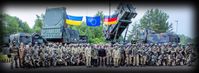 Boris Pistorius und Wladimir Selenskij mit ukrainischen und deutschen Soldaten auf der Militärbasis in Sanitz am 11. Juni 2024.jpg