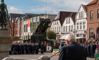 Der ehemalige stellvertretende Inspekteur Luftwaffe, Generalleutnant außer Dienst Hans-Werner Jarosch, hält seine Rede zum Jubiläumsappell auf dem Husumer Marktplatz. Bild: Luftwaffe