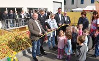 Besuch Deinen Saftladen! Im Bild:  Eröffnung mit dem örtlichen Kindergarten Tausendfüßler, Andreas Mehlhorn, Jörg Müller von Berneck, Veronika Bellmann (MdB), Ronny Thiele, Klaus Heitlinger / Bild: "obs/VdF Verband der deutschen Fruchtsaft-Industrie/Wolfgang Schmidt"