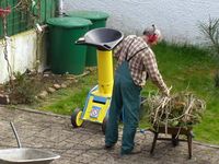 Zerkleinerung von Gartenabfällen mit einem Häcksler