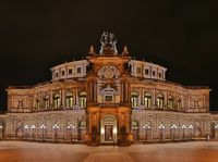 Die Dresdner Semperoper am Abend