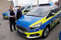 Zwei Polizistinnen aus Nordrhein-Westfalen freuen sich über den Ford S-MAX als neues Einsatzfahrzeug. Bald fahren auch die Kollegen von der Bundespolizei den Sportvan des Kölner Autoherstellers als Streifenwagen. Bild: "obs/Ford-Werke GmbH/Friedrich Stark"