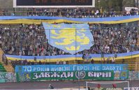Fans des westukrainischen Fußballclubs Karpaty Lwiw zeigten zum 70-jährigen Jubiläum der Einheit ein Banner mit dem Abzeichen der Division "Galizien", 2013