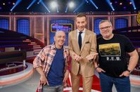 Wer weiß denn sowas?Moderator Kai Pflaume und die beiden Teamkapitäne Bernhard Hoëcker und Elton.