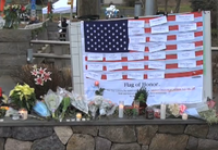 Blumenniederlegung vor der Sandy Hook Elementary School