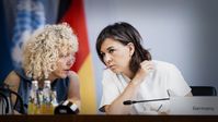 Bundesaußenministerin Annalena Baerbock und Jennifer Morgan (re.), Staatssekretärin und Sonderbeauftragte für internationale Klimapolitik, im Auswärtigen Amt (2023)