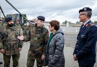 Ministerin besucht Cyber-Truppe. Bild: "obs/Presse- und Informationszentrum Cyber- und Informationsraum (CIR)/Martina Pump"