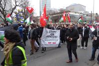 Beteiligung deutscher Linker an der Demonstration für Gaza in Frankfurt/Main am 3. Februar 2024. DKP und SDAJ verbreiten auf dem Transparent den Vorwurf eines Genozids durch Israel wie auch die Parole „Besatzung Palästinas beenden!“