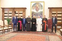 Das "Hohe Komitee der menschlichen Brüderlichkeit" trifft sich mit Papst Franziskus und dem Großimam von al-Azhar um das Abrahamische Familienhaus vorzustellen