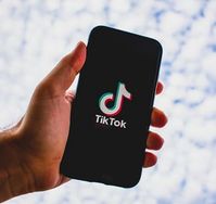 TikTok: Informiert nun bei Video-Entfernung.